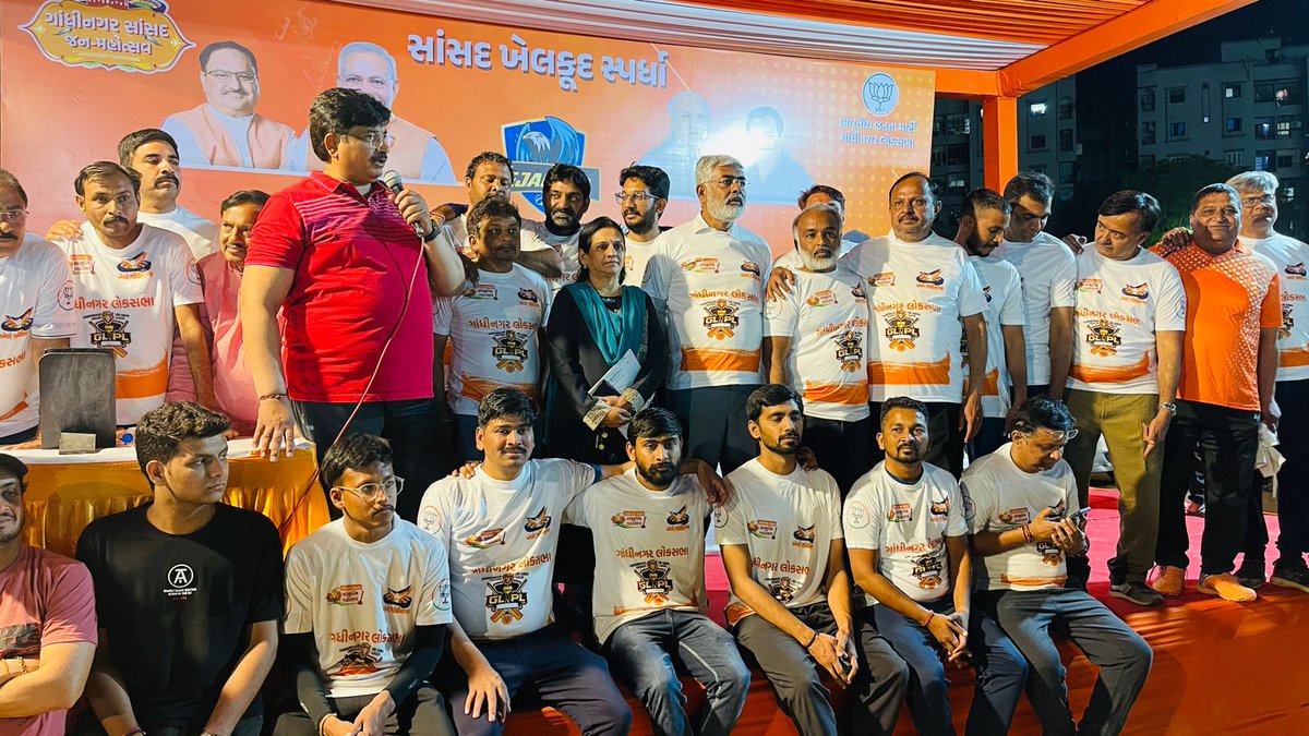 VedantTrivedi10's tweet image. ગાંધીનગર લોકસભા પ્રીમિયર લીગ (GLPL) નો વેજલપુર વિધાનસભામાં ધારાસભ્ય શ્રી Amit Thaker  એ  ક્રિકેટ ટુર્નામેન્ટનો શુભારંભ કર્યો. 
જેમાં શુભારંભ પ્રસંગે ધારાસભ્યશ્રી તથા કોર્પોરેટરશ્રીઓ તેમજ સંગઠન નાં આગેવાનો ની  મેચ યોજાઈ જેમાં રમવાનો અવસર મળ્યો .
#GLPL