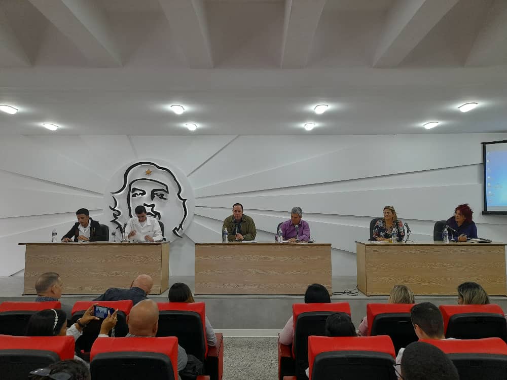MINSAPCuba's tweet photo. 🥼#CubaPorLaVida 

En el encuentro @japortalmiranda reconoce el papel que desempeñan nuestros estudiantes y jóvenes en el sector⚕️, por lo que representan para el futuro de la Patria y de la Salud .

#GenteQueSuma https://t.co/2MlOkImnJQ