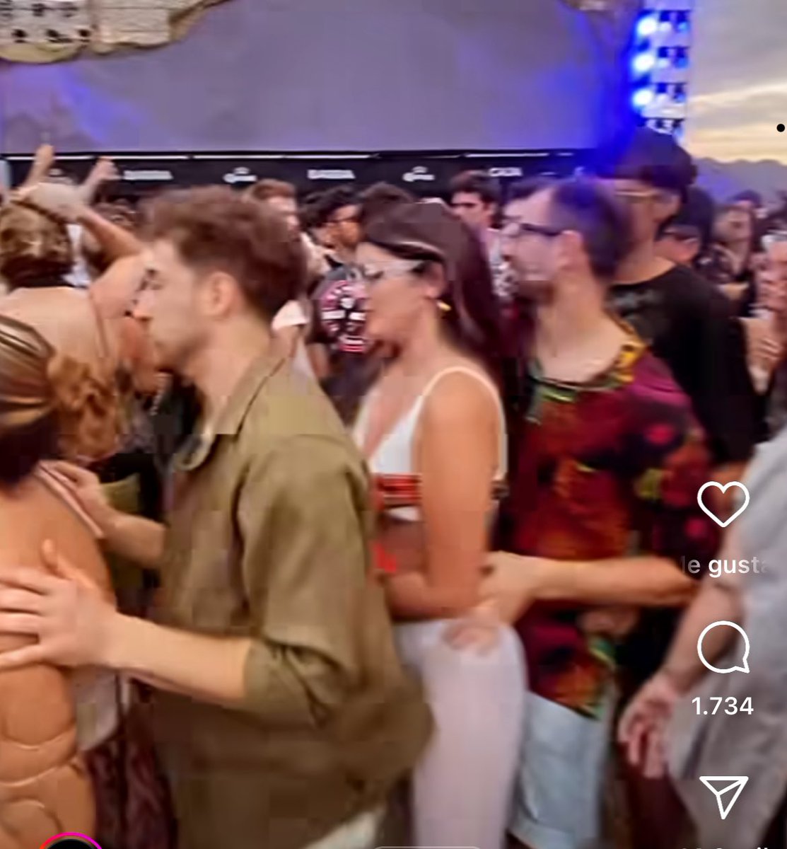 captain_siesta's tweet photo. imaginate que vas a ver a hernan cattaneo después de 4-5 años de no pisar la joda y te encontras con estos ninjas haciendo trensito??

ya suficiente me parece lidiar con gente que no se sabe drogar

ni hablar de que en los códigos de la joda estaba TERMINALMENTE PROHIBIDO grabar apuntando a las caras

degradación total del espacio que solía apuntar a diferenciarse del chengue

ahora ta lleno de betas tomando pastillitas de colores