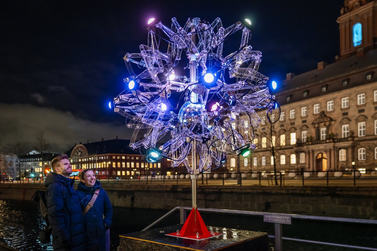 CPH_Light_Fest's tweet photo. DAGENS LYS på Højbro Plads og Ved Stranden 14 📷
Du som er i Himlene! af Marie Nørgaard (DK) lyser op midt på Højbro Plads og GAIA af Mani Nikdel (IR/DK) pulserer i mørket ud til kanalen Ved Stranden 14. 
#kunstidetoffentligerum #kulturforalle #dkkultur #cphlightfest https://t.co/IANs0uV9JU