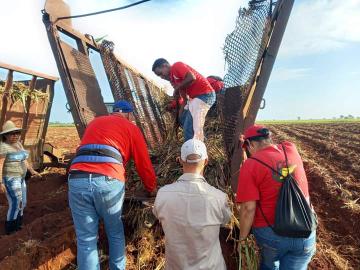 #Cuba la hacemos todos, impulsando con firme convicción y seguridad el camino que queremos,el que hemos forjado a lo largo de la historia con sangre y fuego,con mujeres y hombres dignos que han preferido morir antes de traicionar la gloria que se ha vivido #YoSigoAMiPresidente