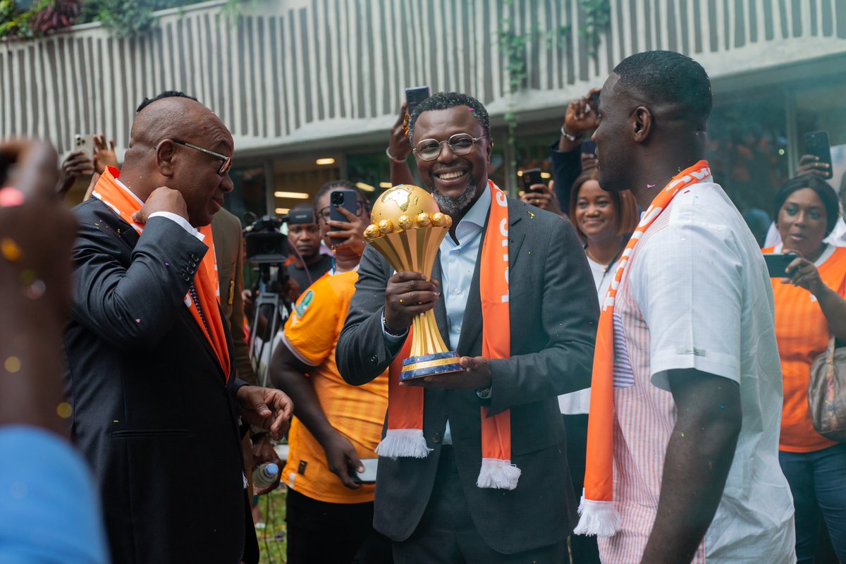 Quelle joie de recevoir notre coupe de Champions d’Afrique à Orange Village! 🏆⭐️⭐️⭐️ Un accueil plus que chaleureux en présence de l’ensemble des salariés pour célébrer encore une fois la victoire de nos pachydermes!