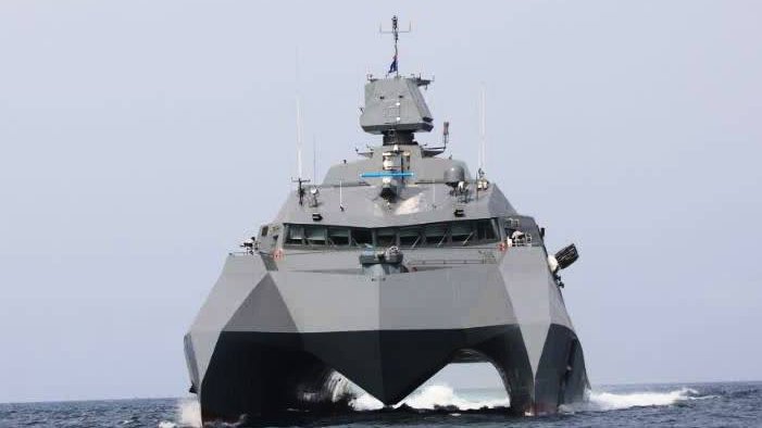 MarioNawfal's tweet photo. 🇮🇷IRAN UNVEILS NEW CYBERTRUCK-STYLE WARSHIPS

The IRGC warships are equipped with their new cruise missile system, capable of striking targets 700km away.

They can also travel at 45 knots and can carry a combat helicopter and up to three missile launchers.

Did Iran knock off the Cybertruck design?

Source: Sputnik