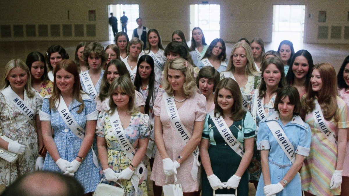 70sFilm's tweet image. SMILE (1975) This satirical comedy brilliantly captures the quirky world of beauty pageants, offering a humorous yet thought-provoking commentary on societal expectations. #MichaelRitchie #70sFilm