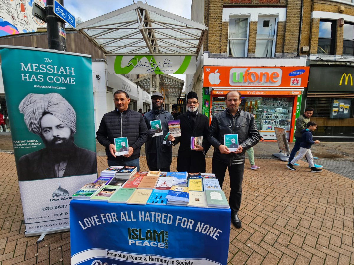 AmeaSouth's tweet photo. Three passers-by visited the outreach stall set up by the #AhmadiMuslimElders of #CentralCroydon on 18 February 2024. Four of our volunteers distributed 79 leaflets in #Croydon shopping centre, United Kingdom.
#Voicesforpeace https://t.co/LFE9RWjYwM