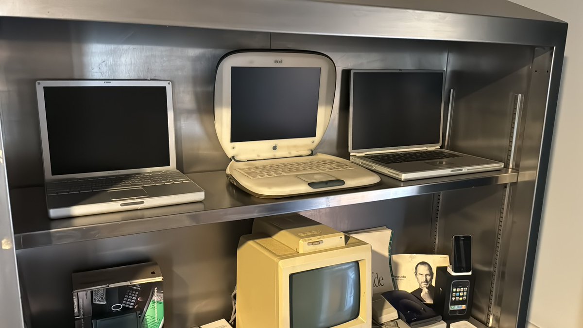 macmannow's tweet photo. @appleinsider iBook G3 https://t.co/vwsrErFcft