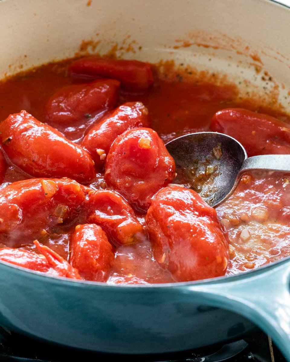 Jessica_Gavin's tweet photo. Warm up your #winter days with our #homemade #tomato #soup, made from juicy tomatoes and a hint of herbs! 🍅🌿#recipe: https://t.co/Smsqf8WMGI

#tomatosoup #tomatosouprecipe #heartybeverage #souprecipe #comfortfood #hotsoup #wintercomforts #homemadefood #souptime https://t.co/6rIlGmTD24