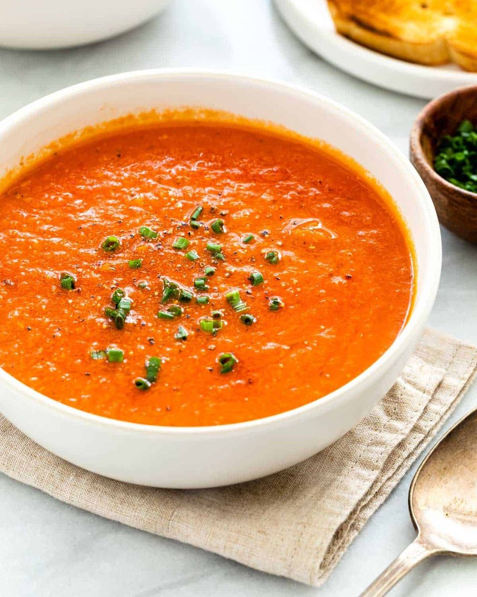 Jessica_Gavin's tweet photo. Warm up your #winter days with our #homemade #tomato #soup, made from juicy tomatoes and a hint of herbs! 🍅🌿#recipe: https://t.co/Smsqf8WMGI

#tomatosoup #tomatosouprecipe #heartybeverage #souprecipe #comfortfood #hotsoup #wintercomforts #homemadefood #souptime https://t.co/6rIlGmTD24