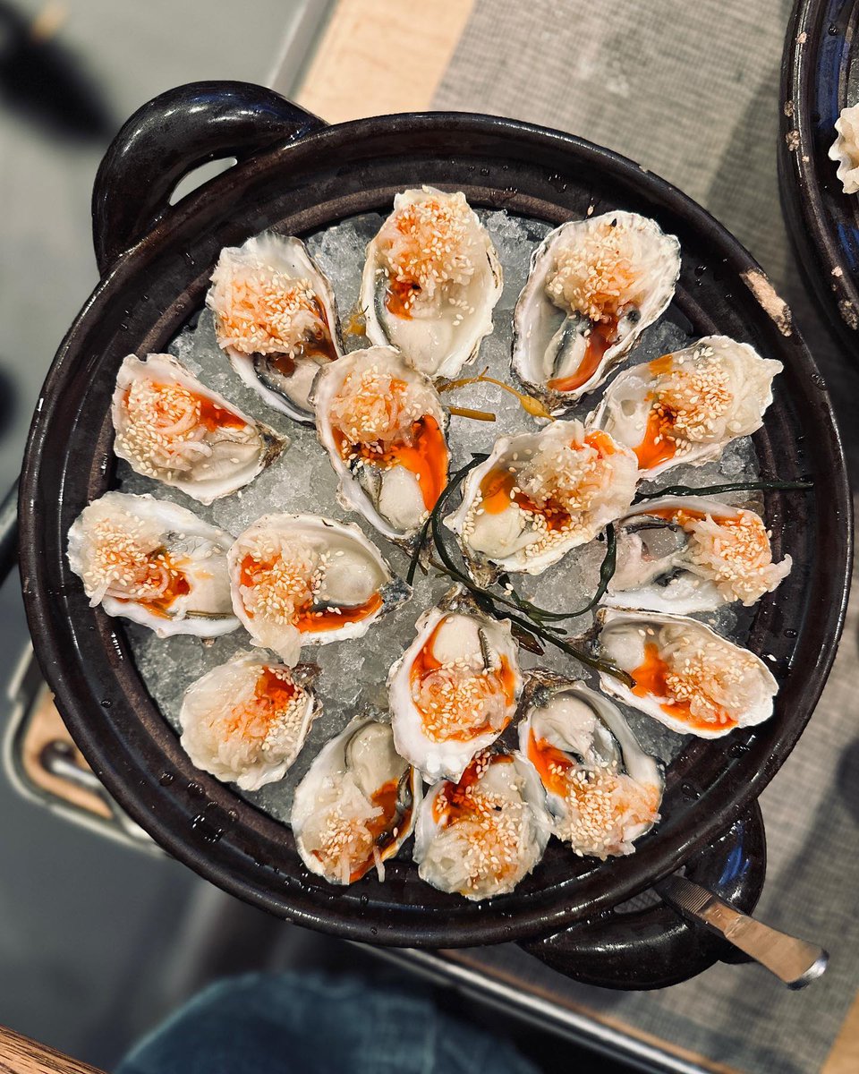 hogislandoyster's tweet photo. Leave it to @statebirdprovisions to dress up our Sweetwaters with some seriously tasty toppings--spicy kohlrabi kraut for the win! Looks deeeelicious y'all! 📷 : @statebirdprovisions // #HogIslandOysterCo #Oysters #Sweetwaters https://t.co/V4IOM1eg48