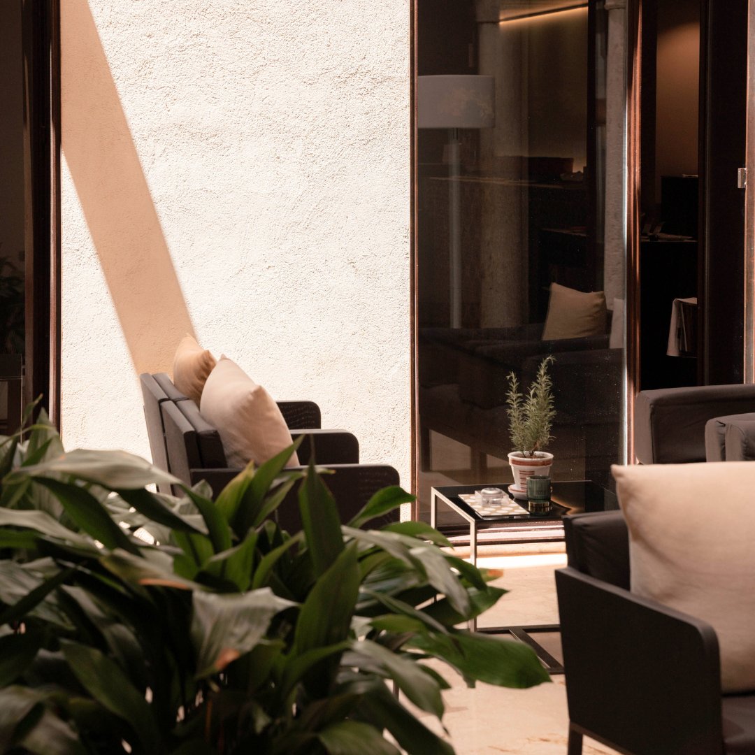 Relax in our lobby, located in one of the courtyards at Hotel Posada del Lucero, while enjoying daily newspapers or weekly magazines.
Relájate en nuestro lobby, situado en uno de los patios de los que disponemos en el Hotel Posada del Lucero, mientras disfrutas de prensa diaria.