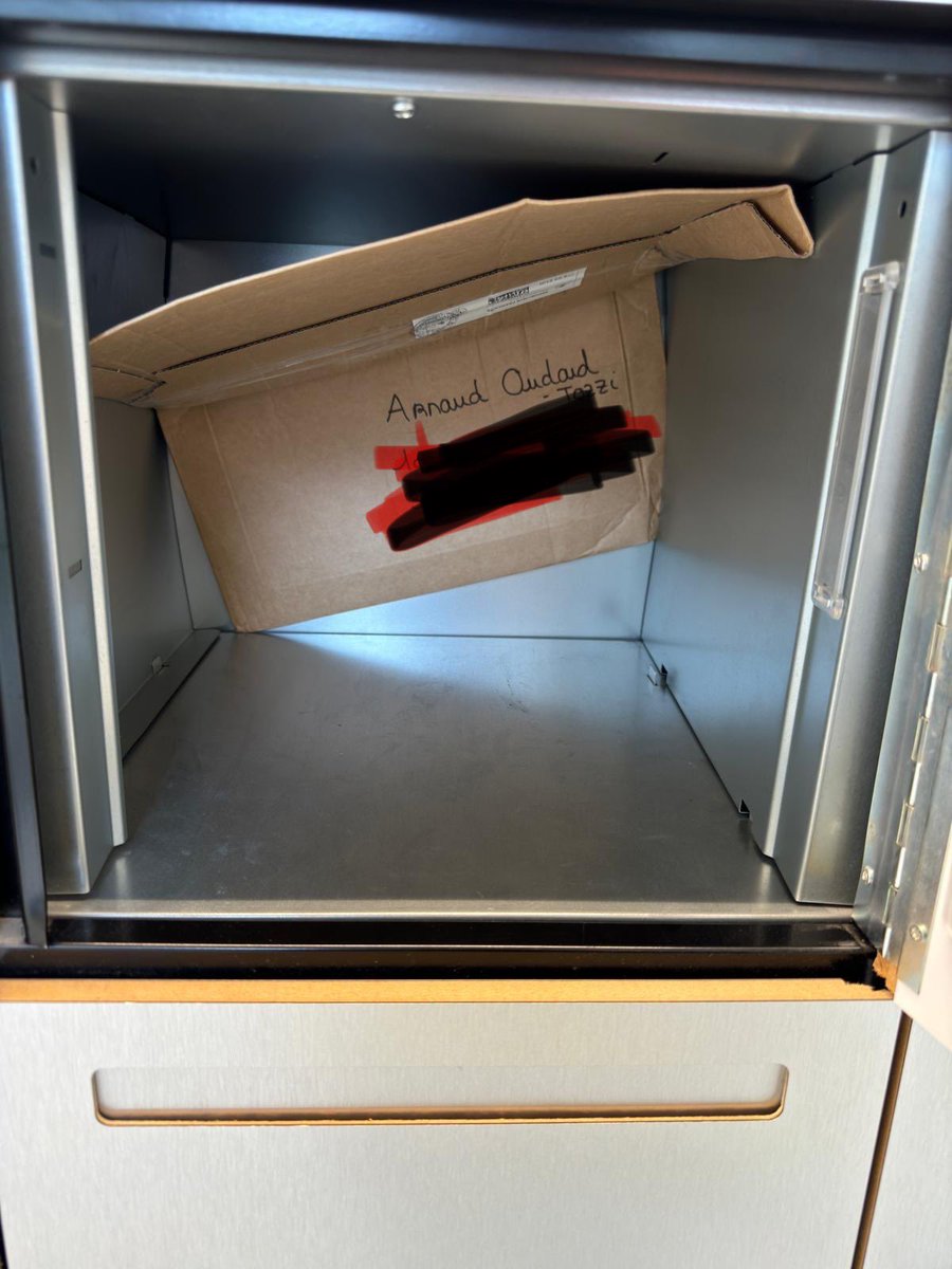 arnozzito's tweet photo. Quand tu fais une réclamation à #LaPoste et qu’on te dit « Dans de rares cas tout à fait exceptionnels, il peut arriver qu’un courrier s’abîme lors des passages en machine. Le contenu s’échappe alors parfois, partiellement ou totalement, sans que cet incident n’ait été localisé… https://t.co/zNeSraQDre