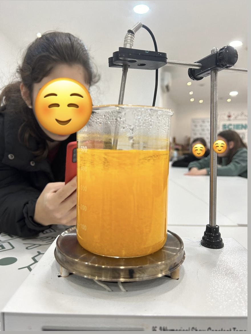 ClaraIAlcolado's tweet photo. El viernes 16 estuve en @CasaCienciaCR (espacio serendipia) pasando una tarde estupenda haciendo experimentos para el Club de Ciencias. @uclm_es @FCTQ_uclm @UCLMdivulga @Serendipia_CR @FotoairG https://t.co/EcQVmcf4TU