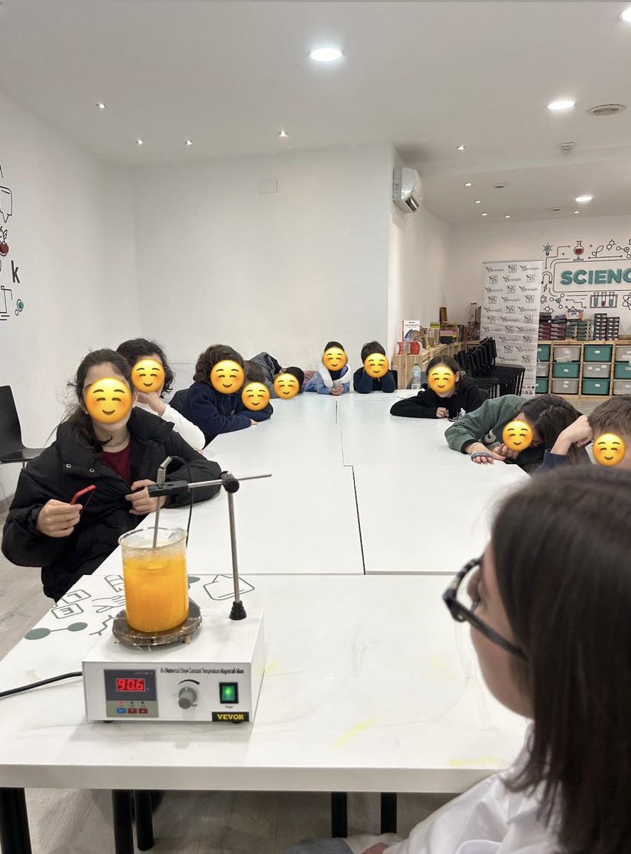 ClaraIAlcolado's tweet photo. El viernes 16 estuve en @CasaCienciaCR (espacio serendipia) pasando una tarde estupenda haciendo experimentos para el Club de Ciencias. @uclm_es @FCTQ_uclm @UCLMdivulga @Serendipia_CR @FotoairG https://t.co/EcQVmcf4TU