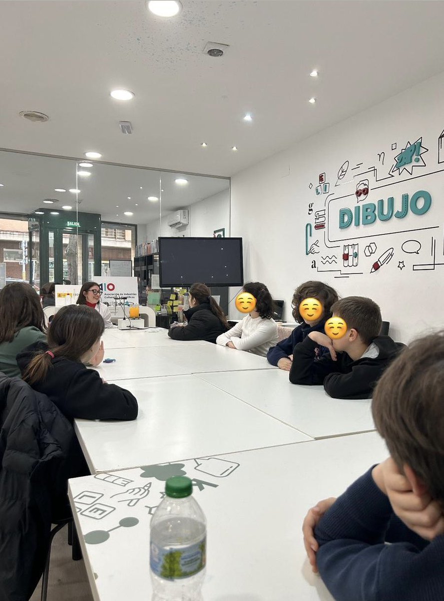 ClaraIAlcolado's tweet photo. El viernes 16 estuve en @CasaCienciaCR (espacio serendipia) pasando una tarde estupenda haciendo experimentos para el Club de Ciencias. @uclm_es @FCTQ_uclm @UCLMdivulga @Serendipia_CR @FotoairG https://t.co/EcQVmcf4TU