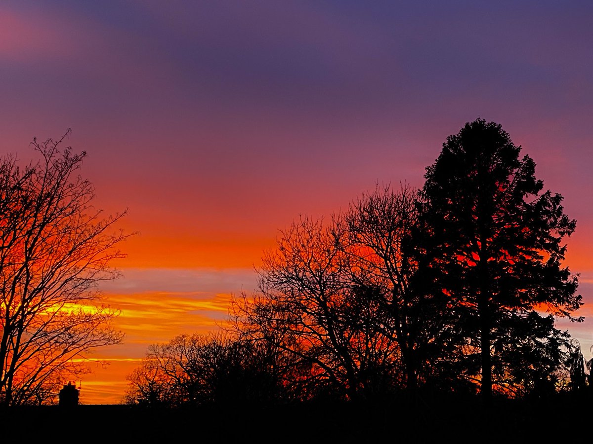 Machlud heno
Caerdydd
Cymru