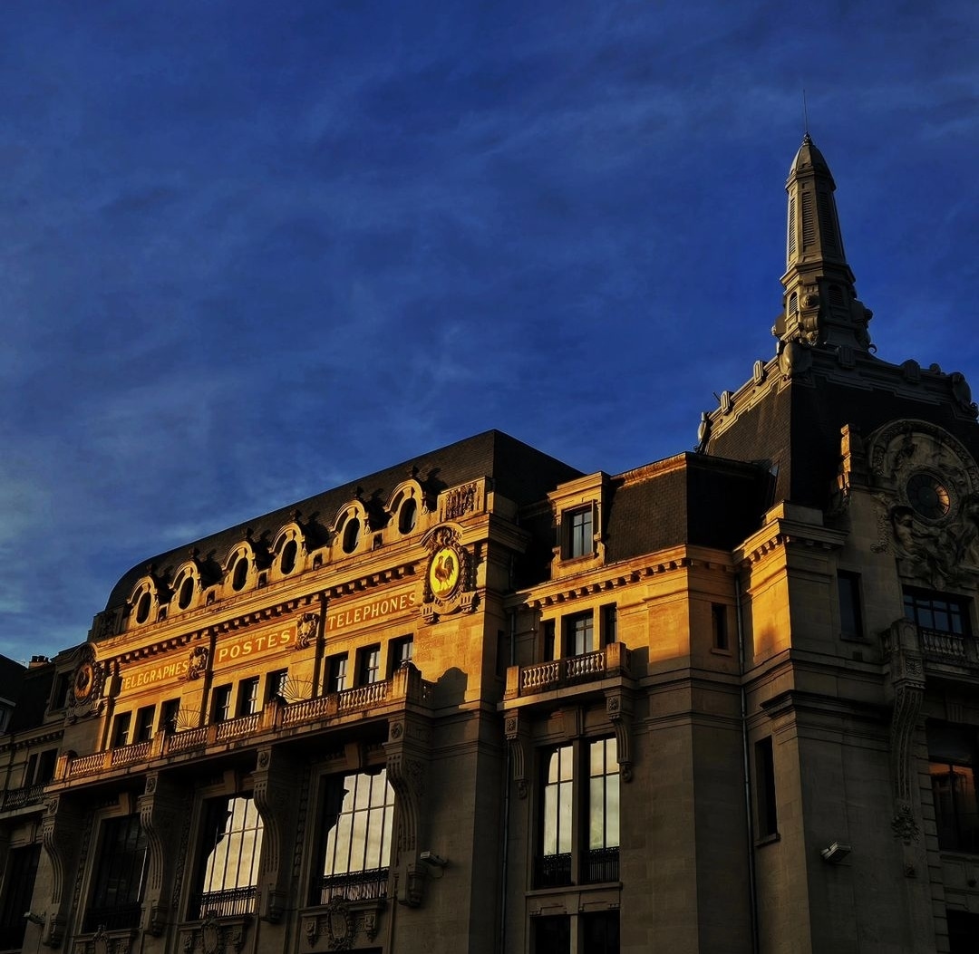 igersdijon's tweet photo. Ici on commence une nouvelle semaine #dijonnaise avec un joli #ciel bleu. 💙
~~~~
Merci à @guillaume_lapertot pour cette jolie capture. 💯
~~~~
Bon début de semaine ☺️ https://t.co/hSKcRMBJaE