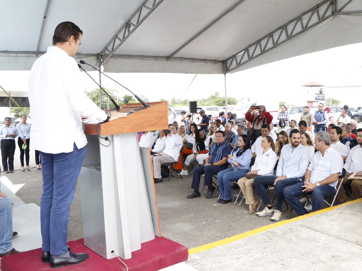 SEDEC_Tab's tweet photo. #SEDECinforma | El secretario @garciamallitz acompañó al Gobernador @cmmerino en la “Inauguración de la 1ra estación de carga para autos eléctricos, donado al Gobierno del Estado de Tabasco por #SolarBeat”. La "Electrolinera" está ubicada en el estac. de la plaza #CityCenter.⛽️ https://t.co/lkGkNhG1Zu