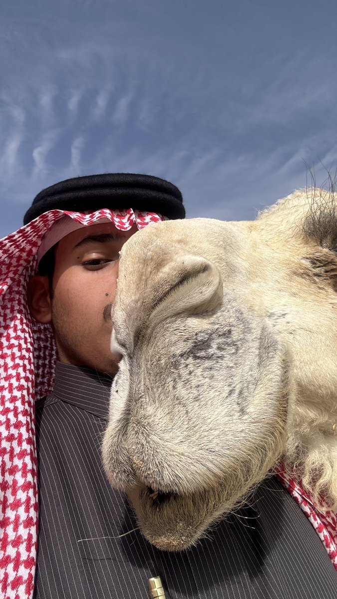 _9uo6's tweet photo. ثنتين مافيهن مساوم وتسعير 
لا فاتن الرجال طاح متساوي

دامه يراودهن وهو في رجاء خير 
ولا غيرهن ل امراض قلبه مداوي

وليا تركهن هف مع شفت البير 
وصارت اموره بين هاوي وعاوي

محبة الوضحا وحب الغنادير 
ترجع بقلبٍ في طرفهن رجاوي"

عبدالله بن عون https://t.co/fmIOKyJBfu