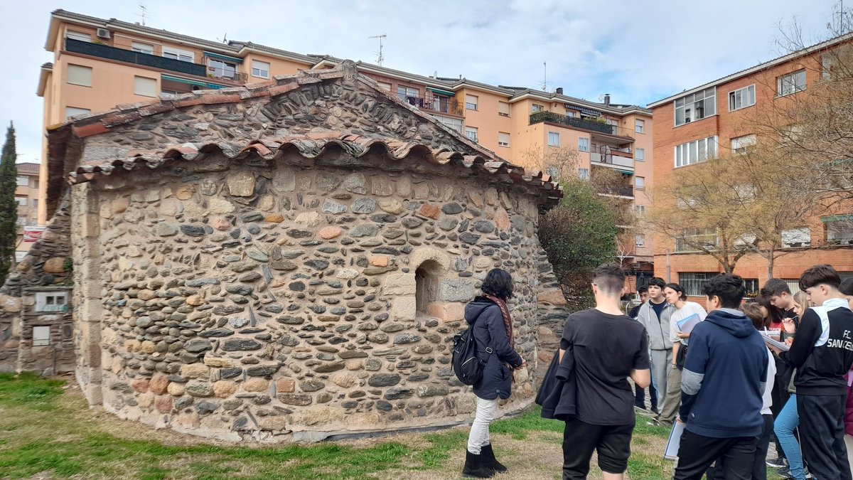 Alex_Pereznav's tweet photo. Volta Medieval amb 2nESO de @IEPallerola. Hem compartit i pensat Història de prop. Des del Pertegàs seguint la Força del camí ral fins a Sant Ponç, gaudint els espais coneguts i mai oblidats de Sant Celoni. Escoltant, xerrant i fent preguntes 😋 https://t.co/DSYm1iv7oo