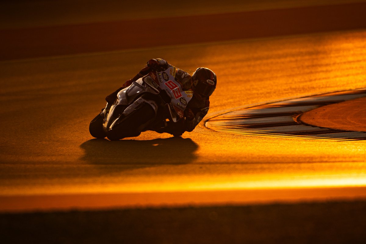 Swinxy's tweet photo. ESPECTACULAR FOTO 😍😍

Con 31 años, podríamos decir que Marc Márquez está entrando en el atardecer de su carrera deportiva. https://t.co/Oiqibiqwns