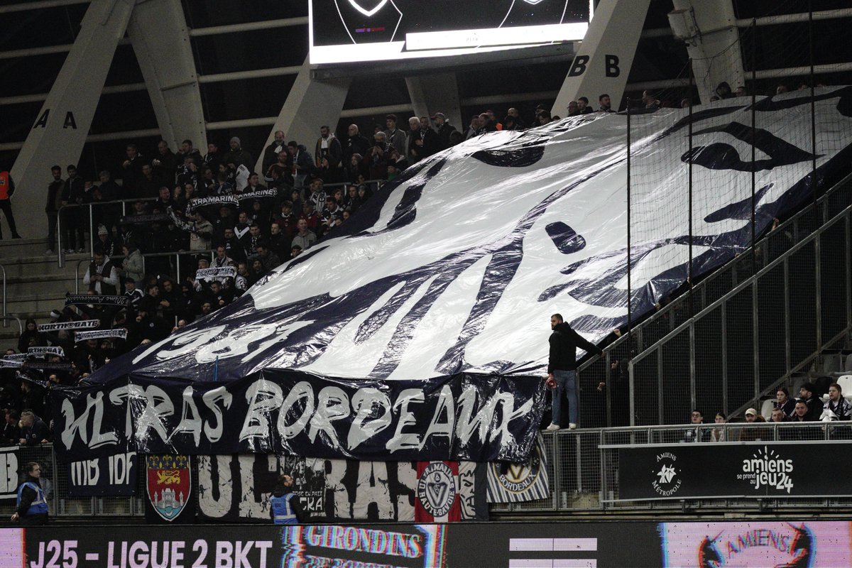 Ligue2BKT's tweet photo. 📢 Le tifo du parcage bordelais 🚌

#ASCFCGB
