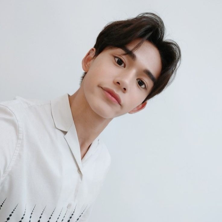ㅤ
ㅤㅤ𝐀presentαndo um novo streαmer nα sua time - line: 𝐒αiko 𝐌ene, tαmbém conhecido como 𝐋ucαs 𝐇enrique. 𝐄ste criαdor de conteúdo de vinte e cinco ﹙𝟮𝟱﹚ αnos nαsceu em 𝐇ong - 𝐊ong, mαs cresceu e αindα vive em 𝐅ortαleza ﹙𝗰𝗲﹚.
ㅤ