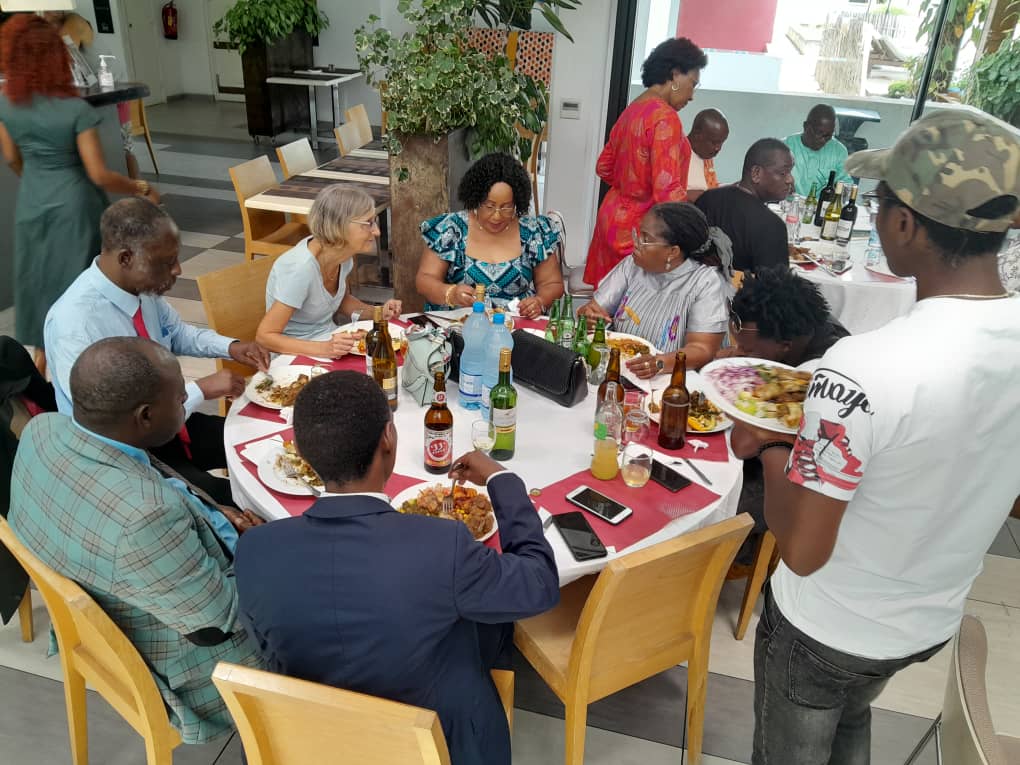 IrebeFM's tweet photo. ..surtout s'investir davantage dans le développement du #Burundi. C'était des moments de joie et d' allégresse au tour du repas. La cérémonie a été clôturée par le discours de remerciement du Général Audace Nduwumusi, chef d' État Major #FOMAC. 3/
https://t.co/2eLvhUMV3p https://t.co/rplNvg5RZr