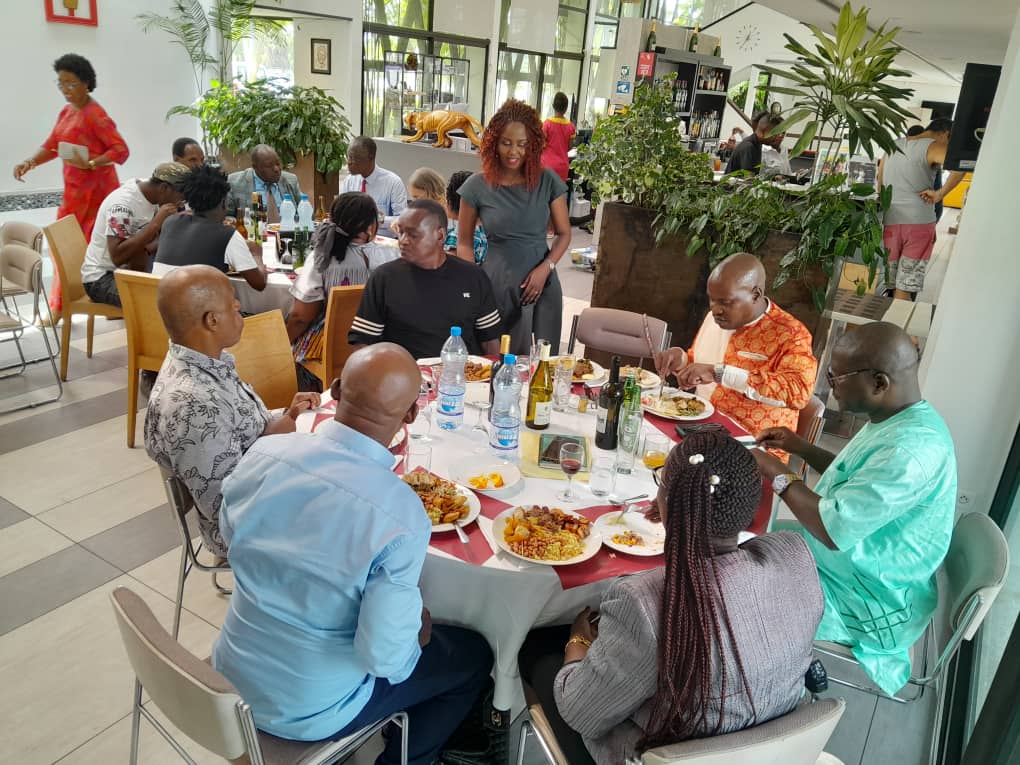 IrebeFM's tweet photo. ..surtout s'investir davantage dans le développement du #Burundi. C'était des moments de joie et d' allégresse au tour du repas. La cérémonie a été clôturée par le discours de remerciement du Général Audace Nduwumusi, chef d' État Major #FOMAC. 3/
https://t.co/2eLvhUMV3p https://t.co/rplNvg5RZr