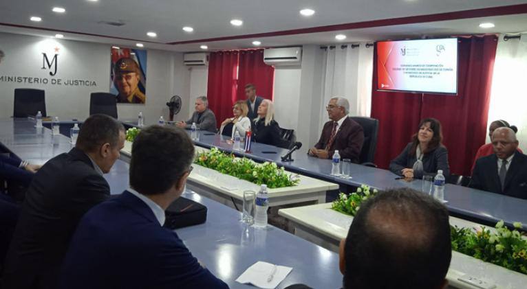 La entrega de equipamientos informáticos y el apoyo en materia de tramitación de asuntos consulares son algunos de los aspectos recogidos en un convenio firmado hoy entre el <a href="/MINJUSCUBA/">Ministerio de Justicia de la República de Cuba✪</a> y el Colegio de Gestores Administrativos de España 🇪🇸.

#CubaNoEstáSola 🇨🇺 🤝 🇪🇸