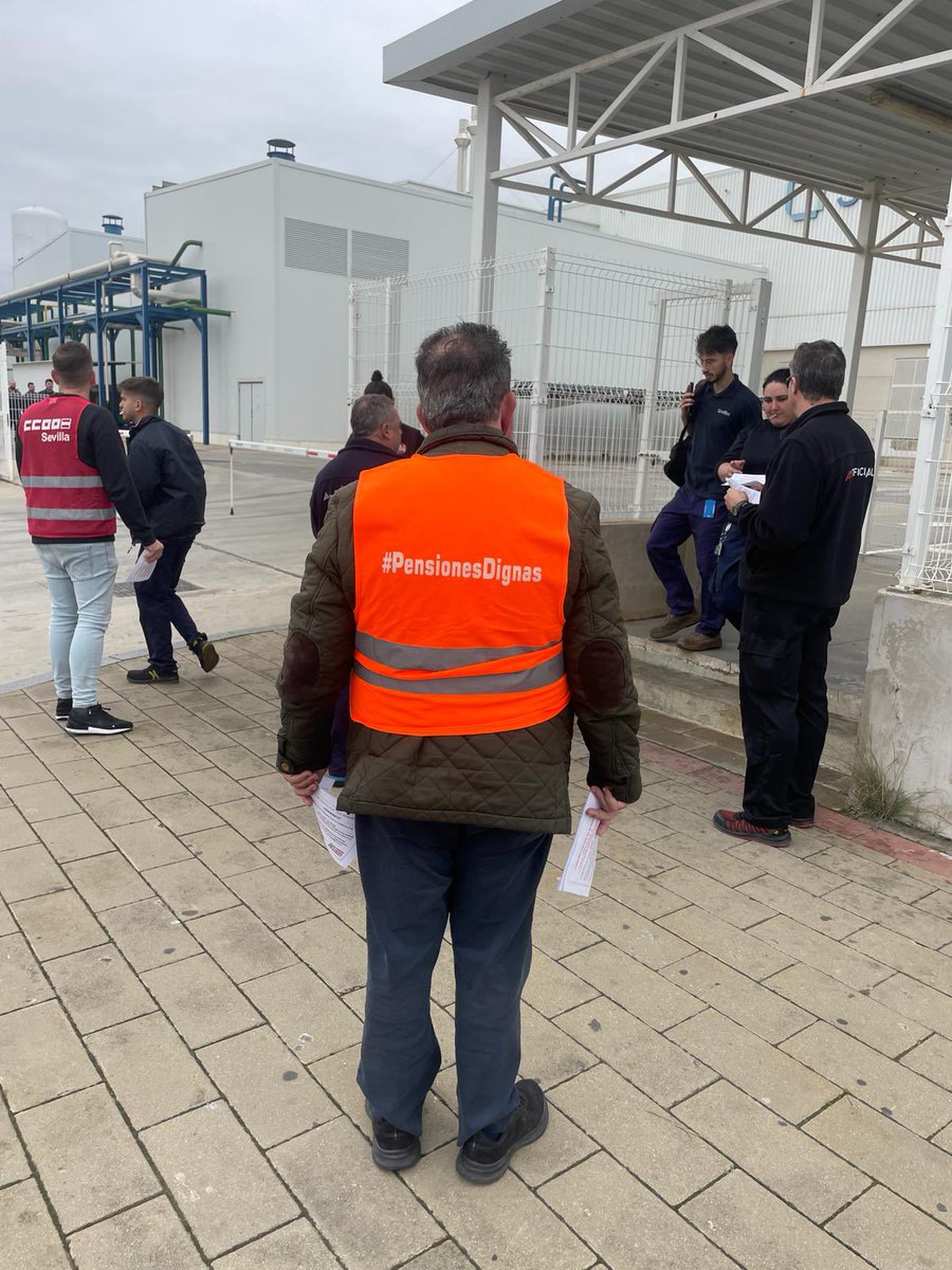 asiccoose's tweet photo. ⭕️Reparto #Octavillas #Sofitec‼️
ℹ️ Delegad@s del #SectorAeronautico han repartido octavillas para informar y animar a la plantilla de Sofitec a presentarse en la candidatura de CCOO en un futuro proceso de elecciones sindicales.
🗣️En tu empresa no te la juegues, elige CCOO‼️ https://t.co/Nr0fRR6ekY