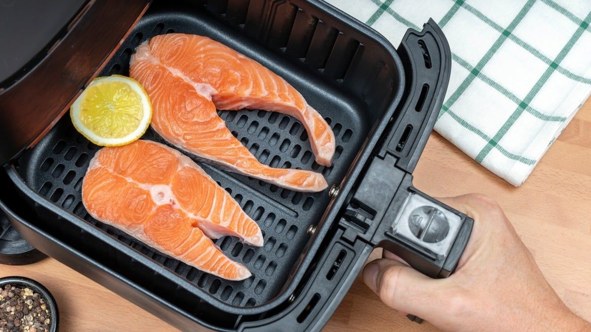 lifehacker's tweet photo. Air fryers are popular because they yield great results and present a possibly healthier cooking option. After all, you’re not deep frying, you’re air frying. So is cooking with an air fryer actually healthier? Consider the following.
Link:
https://t.co/j6Nmt1fpTG https://t.co/TRVIC9zCGz