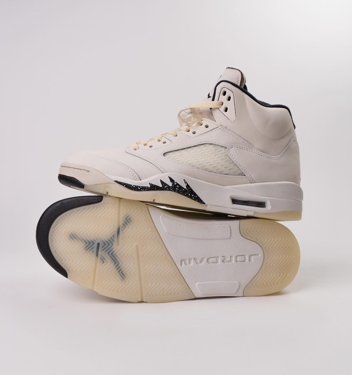 JustFreshKicks's tweet photo. Air Jordan 5 Retro SE "Sail/Black" Releasing April 20th🍦 https://t.co/9SebxWFq5G https://t.co/hWDYp65bj7
