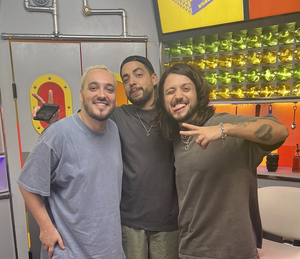 lucasvivot's tweet photo. HOJE EU REALIZEI UM SONHO 🥹🥹🥹  o @primevideobr me chamou pra reagir a chamada da nova temporada de Soltos em Salvador e o que eu posso avisar é que VAI TER MUITO entretenimento. A quarta temporada de @soltosnoprime estreia dia 23/02, então já maratona tudo que rolou no reality e aproveita que novos assinantes possuem 30 dias grátis. https://t.co/yvG6SUJ0lE  🥰✨

#MaisSoltosDoQueNunca