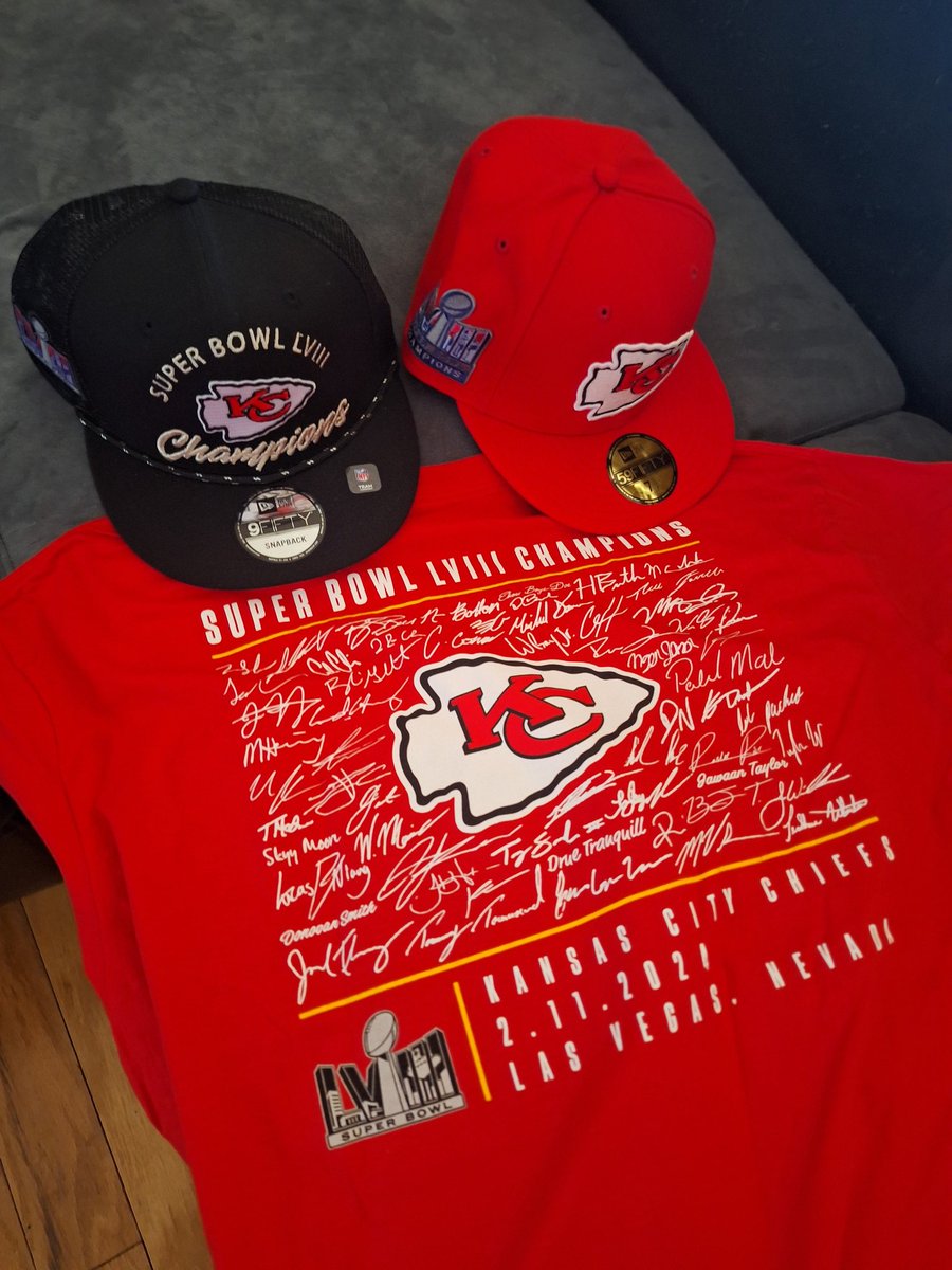 1st round of #SBVIII gear has arrived!!!

I got another hat and another shirt on the way!

LFG #ChiefsKingdom