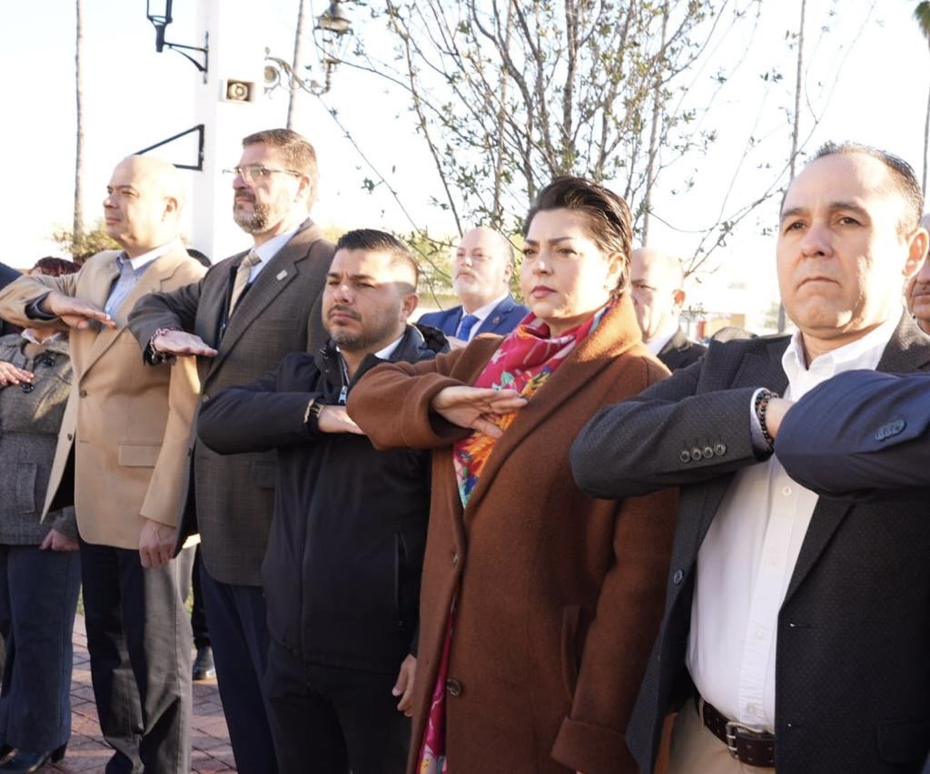 sedeconld's tweet photo. Iniciamos semana con honores a nuestro lábaro patrio. 
Saludos 👋🏼 y que tengan una semana muy exitosa en todo lo que emprendan. 

#NuevoLaredoNosUNE https://t.co/eoHiPPtLxH