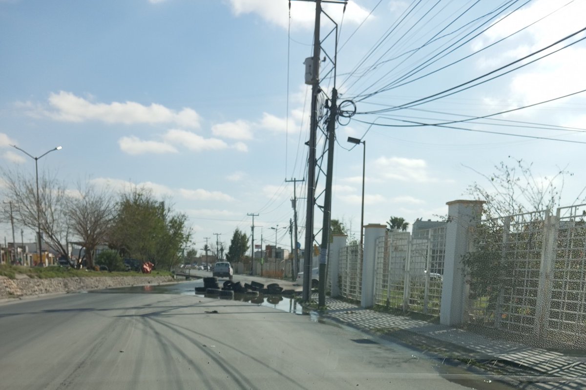 relizabeth19's tweet photo. @Reynosa_SPP @carlospenaortiz Cuántas llantas más quieren que la delincuencia organizada venga a poner en la calle , el número de reporte de esto es el # 21057 
(Son 25 llantas ya estamos hartos de esto) https://t.co/xLUEk4UYvD