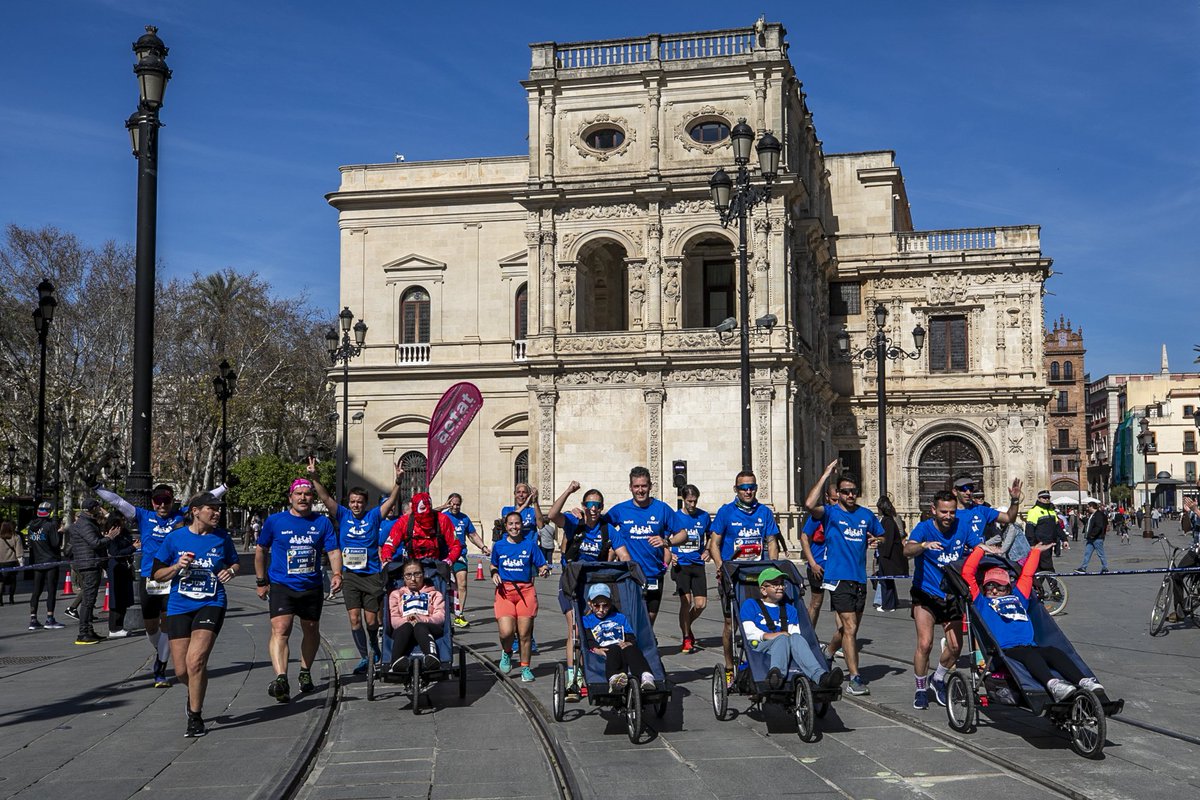 Seis niños y jóvenes con ataxia telangiectasia,

“finishers” ayer del Zurich Maratón de Sevilla 2024

Un grupo de 23 corredores solidarios de distintas comunidades autónomas empujaron ayer las sillas de Carmen y José (de Sevilla), Sara (Madrid), Aaron y Nerea (hermanos de