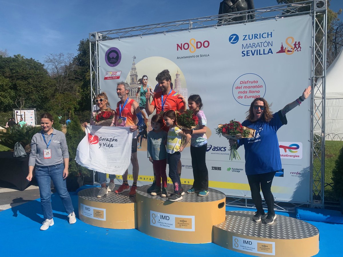 TribunaLibreES's tweet photo. Seis niños y jóvenes con ataxia telangiectasia,

“finishers” ayer del Zurich Maratón de Sevilla 2024

Un grupo de 23 corredores solidarios de distintas comunidades autónomas empujaron ayer las sillas de Carmen y José (de Sevilla), Sara (Madrid), Aaron y Nerea (hermanos de Talavera, Toledo) y Jon (Vitoria-Gasteiz)

El equipo quedó tercero en el podio de causas solidarias de Migranodearena

Seis niños y jóvenes con ataxia telangiectasia cruzaron ayer la meta del Zurich Maratón de Sevilla, tras 42 km de risas, bailes y animación, en sus sillas especiales empujadas por un grupo de 23 corredores solidarios. Su enfermedad aún no tiene cura ni tratamiento, y ellos son conscientes, pero tienen esperanza y luchan con sus familias por la investigación de la ataxia telangiectasia, un tipo minoritario de ataxia.

En Sevilla cumplieron ayer su maratón número 27 para seguir dando a conocer esta enfermedad rara y recaudar fondos para la investigación, en representación de los poco más de 40 casos que se agrupan en España dentro de la asociación Aefat (con cinco casos en Sevilla y más de 10 en toda Andalucía).

Corredores y afectados, procedentes de distintas comunidades autónomas, forman el Equipo Zurich Aefat, una iniciativa de deporte inclusivo creada en 2017 por esta asociación y apoyada por la compañía de seguros, para participar en las cinco grandes maratones que se celebran anualmente en España (Sevilla, Barcelona, Madrid, San Sebastián y Valencia).

Una iniciativa solidaria que sirve también para motivar a los afectados, y para que las familias disfruten de un fin de semana de convivencia en el que compartan alegrías, miedos, dudas y experiencias, tanto con aquellos cuyos sus hijos han fallecido ya, como con los que tienen pequeños que aún caminan o mayores que ya usan silla de ruedas.

Los participantes con ataxia telangiectasia, con edades entre 11 y 23 años, fueron finalmente Carmen y José (de Sevilla), Sara (Madrid), Jon (Vitoria-Gasteiz), y los hermanos Aaron y Nerea (Talavera de la Reina, Toledo). En Sevilla se dieron cita también otras familias con niños y jóvenes con ataxia telangiectasia, como Ana y Emma, de Sevilla, o Inma, de Madrid.

Un equipo de 23 corredores solidarios, procedentes de Andalucía, Canarias, Valencia, Madrid, País Vasco, Cataluña, Aragón y Extremadura, empujaron sus sillas en Sevilla. SpiderAbel, atleta de Amurrio (Álava) que lleva más de 100 maratones corriendo disfrazado de Spiderman, es el abanderado fijo del equipo. En sus camisetas azules lucieron el lema “Corre, frena la AT” de Aefat.