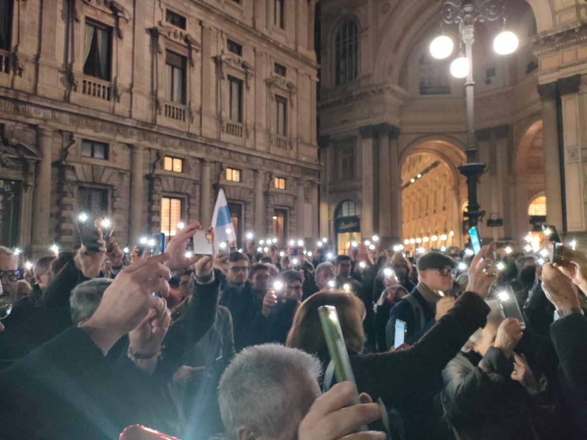 Stasera anche a #Milano eravamo tutti UNITI in piazza per la democrazia e la libertà ricordando il sacrificio e il coraggio di #Navalny