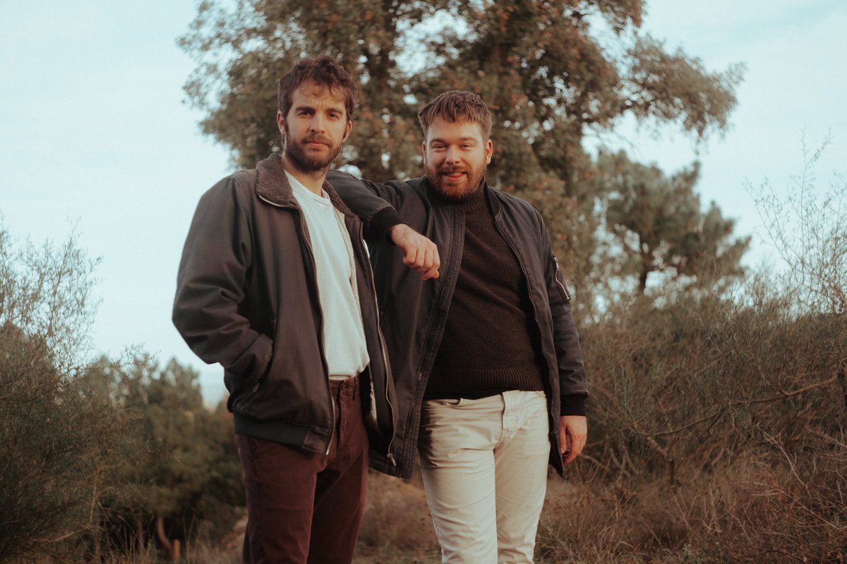 Hace poco mas de un mes que salió “Las Vías” y no podemos estar mas felices de todo el amor que le habéis estado dando. Sabemos que los números no deberían ser importantes en esto de la musica, pero se nos llena el pecho de alegría por las cifras que nos estáis dando.
GRACIAS!♥️