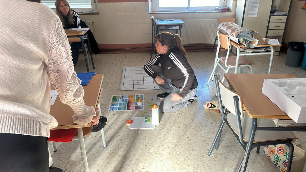 NoeBadajoz's tweet image. Hoy hemos finalizado el curso de #InnovaciónEducativa que he impartido en @CPRCastuera. En este caso ha tocado módulo de robótica, donde hemos presentado el trabajo y posibilidades de #matatalab y por otro lado la edición de vídeos con @KineMaster y el efecto ChromaKey @enmarcha