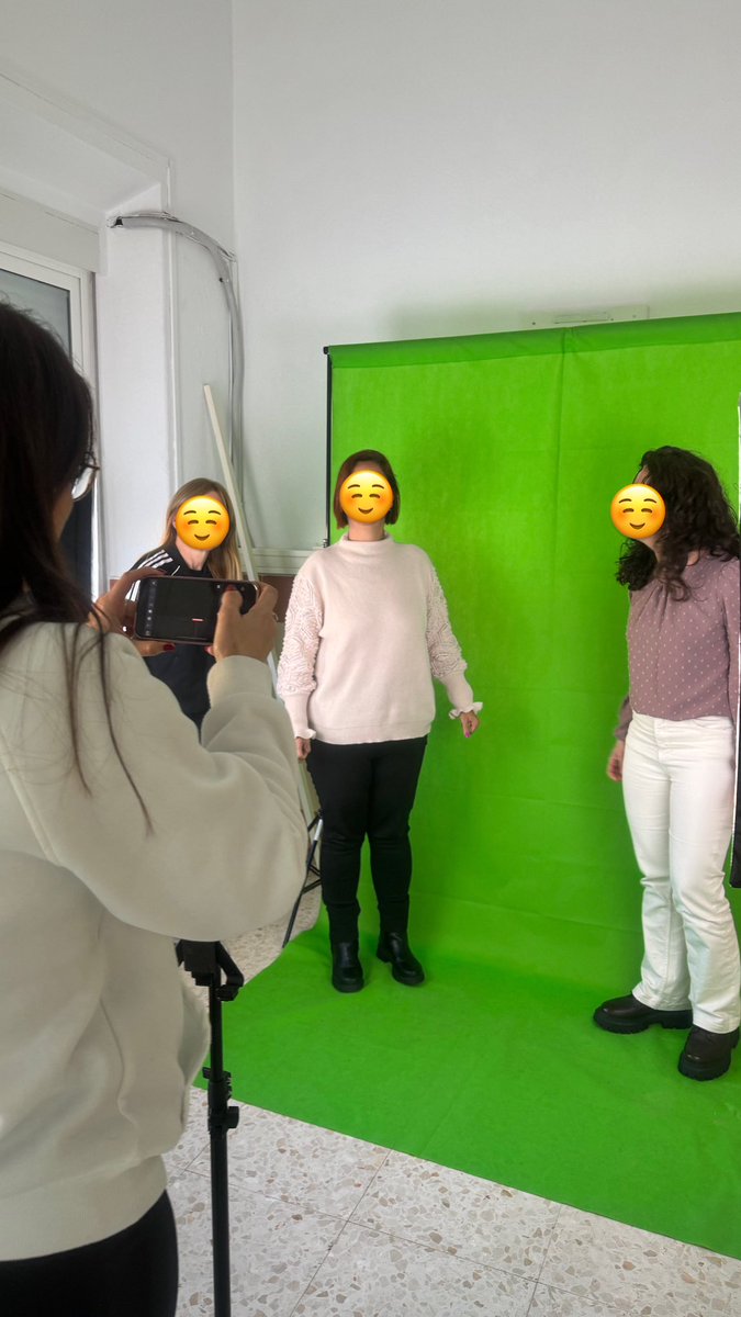 NoeBadajoz's tweet image. Hoy hemos finalizado el curso de #InnovaciónEducativa que he impartido en @CPRCastuera. En este caso ha tocado módulo de robótica, donde hemos presentado el trabajo y posibilidades de #matatalab y por otro lado la edición de vídeos con @KineMaster y el efecto ChromaKey @enmarcha