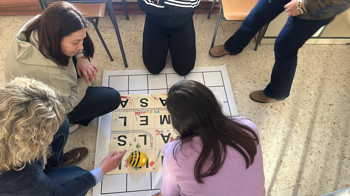 NoeBadajoz's tweet image. Hoy hemos finalizado el curso de #InnovaciónEducativa que he impartido en @CPRCastuera. En este caso ha tocado módulo de robótica, donde hemos presentado el trabajo y posibilidades de #matatalab y por otro lado la edición de vídeos con @KineMaster y el efecto ChromaKey @enmarcha