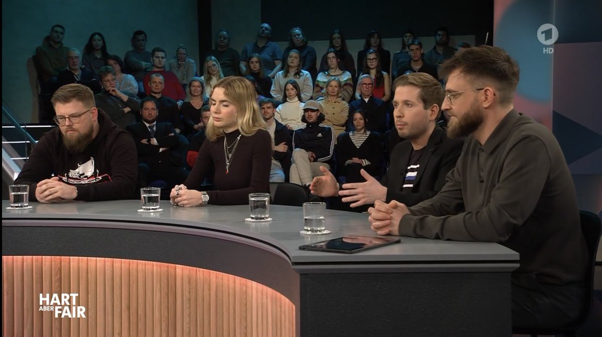 Ich werde hoffentlich in einigen Jahren mit meinen beiden Söhne auf der Nord stehen, den HSV anfeuern, voller Stolz sein und ihnen dann erklären, dass diese 4 unsere Helden sind. Danke für den Auftritt.
<a href="/hsviftie/">mia guethe</a>
<a href="/BrudiVoeller/">NicoHeymer</a>
#hartaberfair