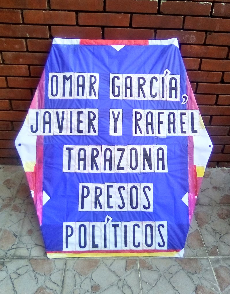 #ALERTA
Para mañana #20Feb a las 11am está pautada la cont. del juicio oral y público en contra de Javier Tarazona, Rafael Tarazona, Omar García y Larry Osorio. Sumarán 963 días de injusta detención, condena anticipada y negación total de la justicia.
#LiberenAJavierTarazona