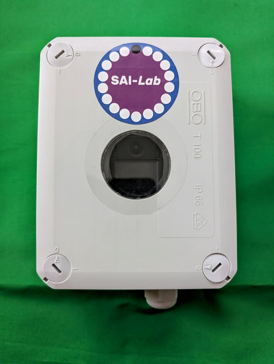 Seit kurzem ist der neue S2 #Telraam Sensor in einem OBI-Gehäuse regensicher verpackt und hängt nun am Balkon.