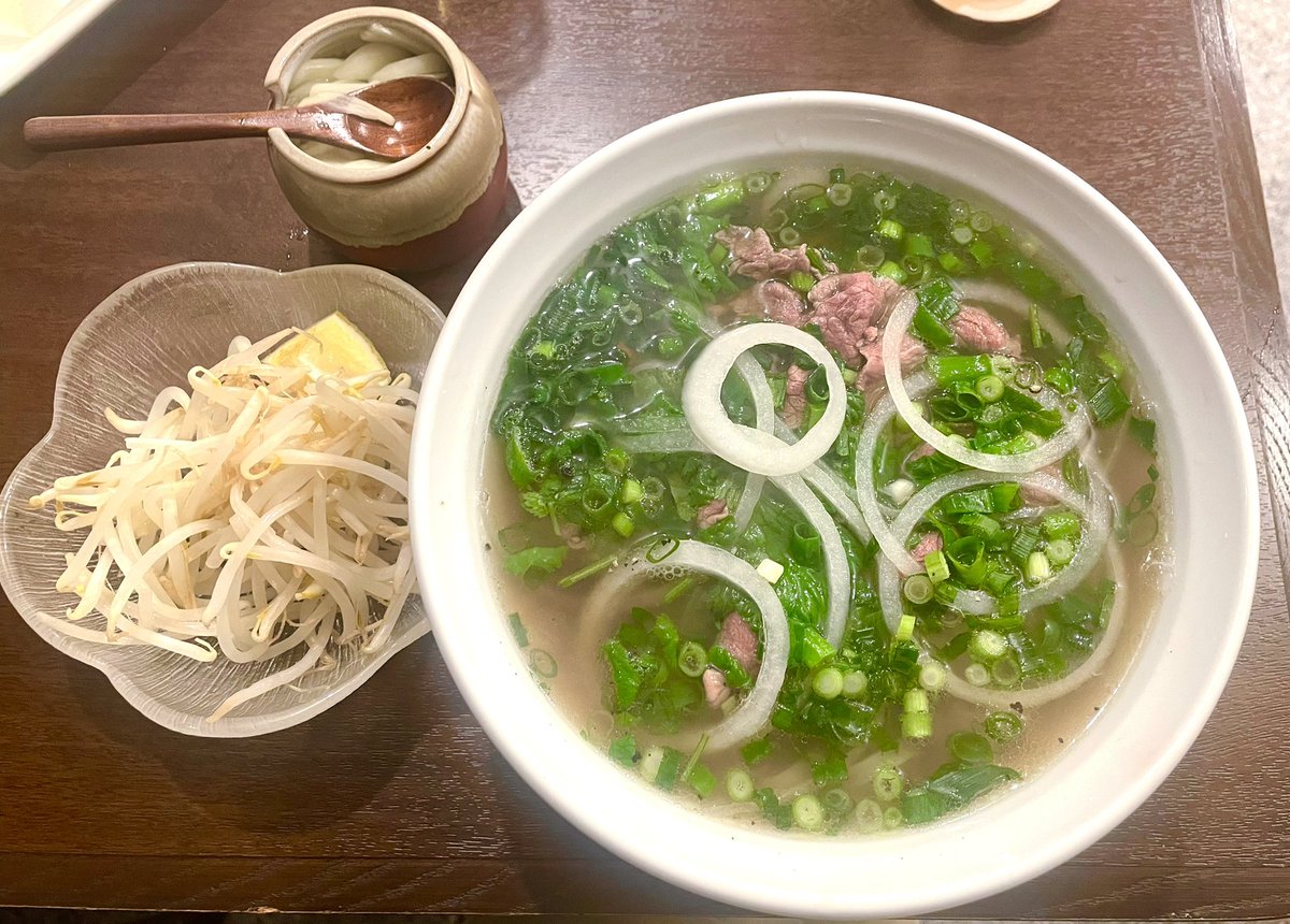 ホーハノイの牛フォー‼️😋

スープはあっさりとした見た目ではありますがコクがあり、牛と野菜を煮込んで作られた感じです。
米粉の柔らか麺に薄切り牛肉とネギ、玉ねぎ、ニンニクとモヤシがトッピングされています‼️😋

揚げパンを入れて食べるのが通とか⁉️
今度は揚げパン入れてみよう‼️👍

＃フォー