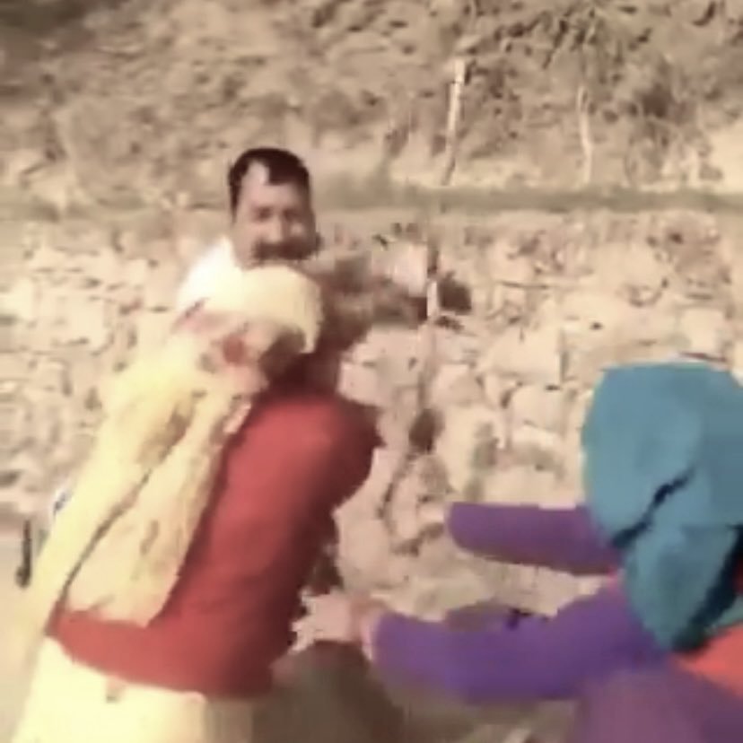 shipper_huipper's tweet image. Женская солидарность в действии. 

Мужчина с видео был пойман на попытке изнасилования девочки-подростка. 

Увидевшие это женщины бросились  на преступника и просто отпиздили его палками и камнями. 

Я люблю женщин ❤️‍🩹