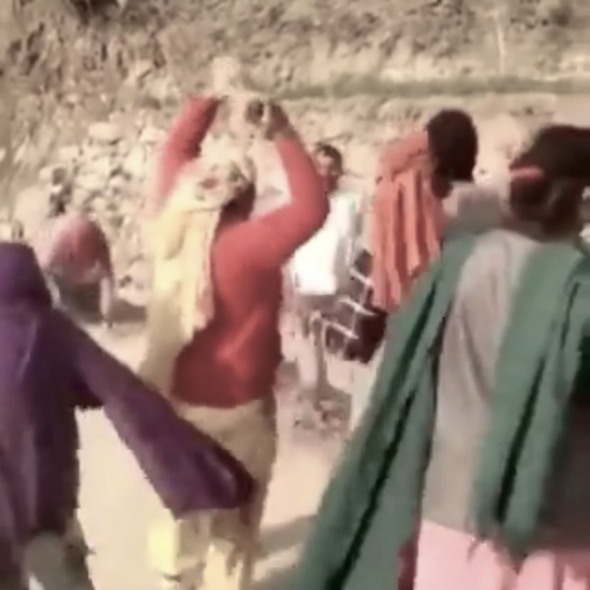 shipper_huipper's tweet image. Женская солидарность в действии. 

Мужчина с видео был пойман на попытке изнасилования девочки-подростка. 

Увидевшие это женщины бросились  на преступника и просто отпиздили его палками и камнями. 

Я люблю женщин ❤️‍🩹