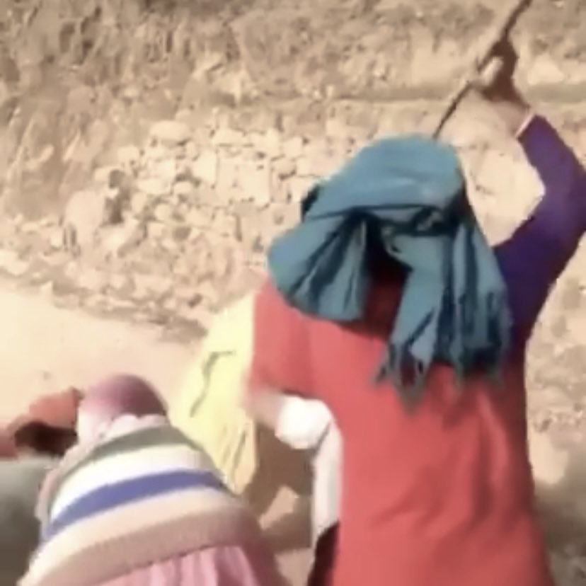 shipper_huipper's tweet image. Женская солидарность в действии. 

Мужчина с видео был пойман на попытке изнасилования девочки-подростка. 

Увидевшие это женщины бросились  на преступника и просто отпиздили его палками и камнями. 

Я люблю женщин ❤️‍🩹